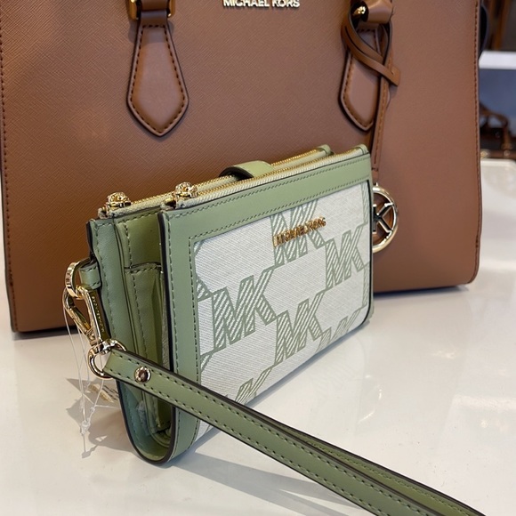MICHAEL KORS JET SET TRAVEL 35S3GTVW7J LIGHT SAGE LG DOUBLE ZIP WRISTLET-WALLET - Picture 2 of 16